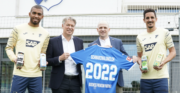 Schwarzwaldmilch erweitert Sponsoringaktivitäten - Kevin Akpoguma (TSG Hoffenheim), Denni Strich (TSG Hoffenheim, Geschäftsführer), Moritz Collmar (Schwarzwaldmilch, Abteilungsleiter Marketing und PR), Benjamin Hübner (TSG Hoffenheim) - Quelle: TSG Hoffenheim